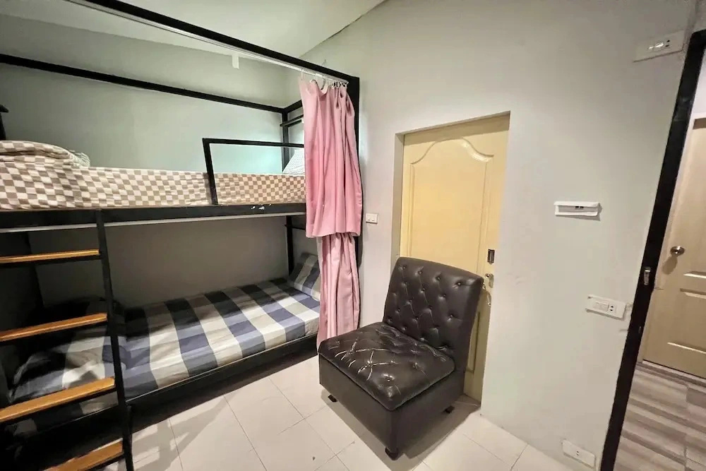 Orchid Hostel Near Bumrungrad hospital and Nana Market