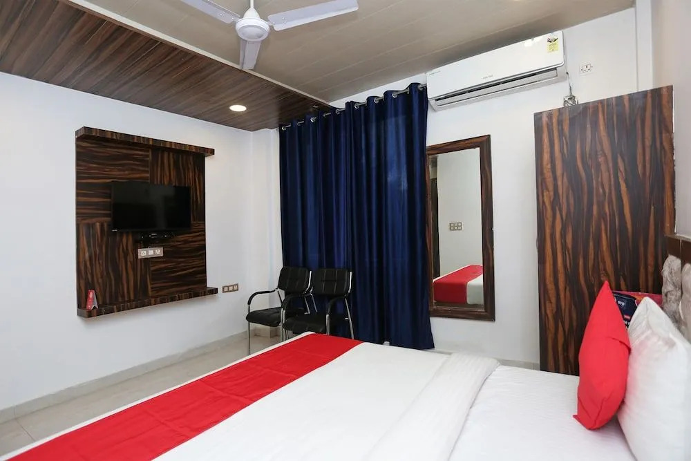 Capital O 15566 Hotel Rosewood Inn