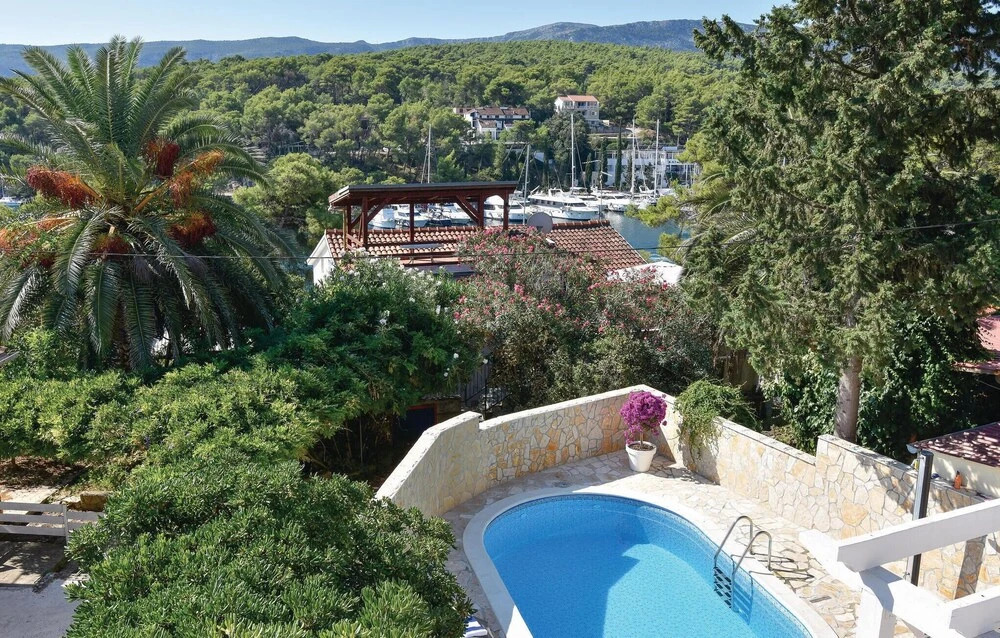 Beautiful Home In Vrboska
