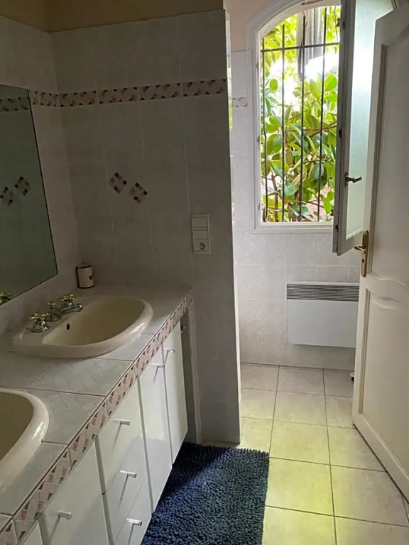 Chambre spacieuse independante dans villa plus parking privee