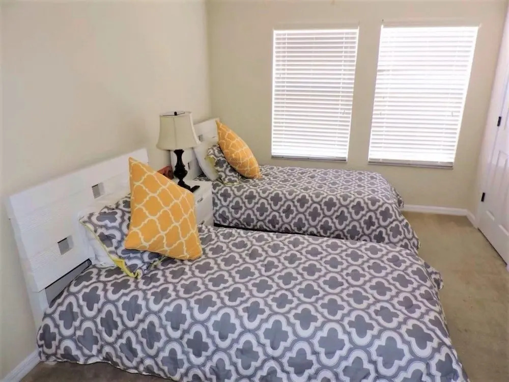 ACO FAMILY – 4 bd TOWNHOME WITH POOL (1717)