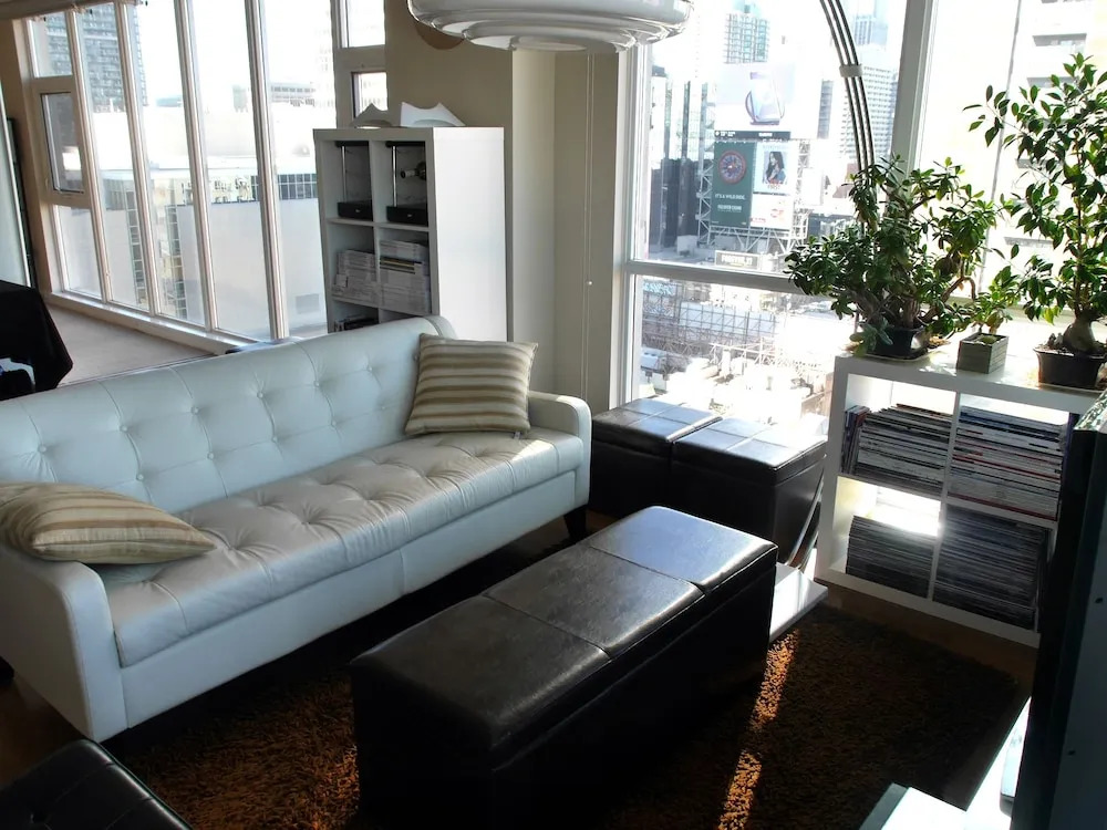 Gorgeous 1BR Condo at Eaton Centre
