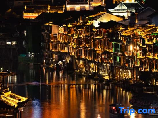 Qingshanjian Riverside Stilt House Inn (Phoenix Ancient Town - Hongqiao North Gate Pier Branch