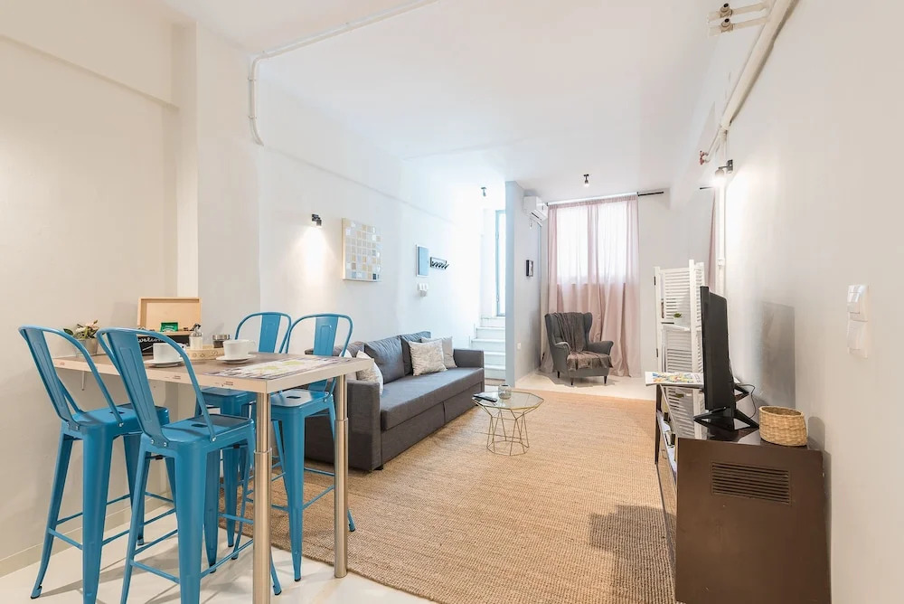 Stylish and Spacious Koukaki Apartment by Cloudkeys