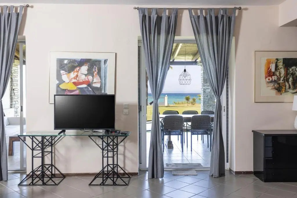 Villa Beachfront Kiss - 4bdrms, Tennis Court, Pool, BBQ, Beachfront