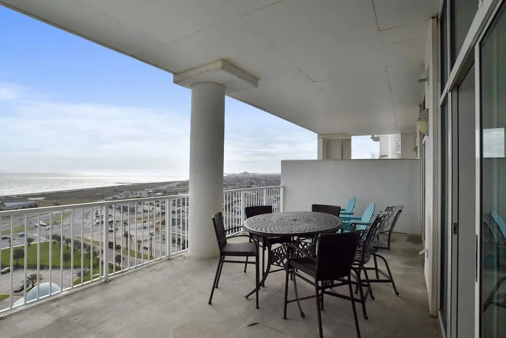 Emerald 1111 by Ryson Vacation Rentals