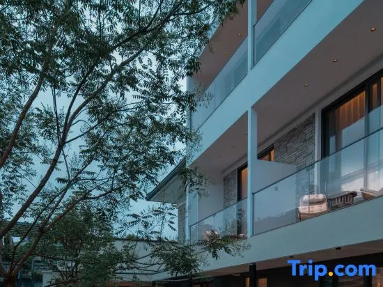 Hillnest · With Friends & Beauty · Hot Spring View Homestay