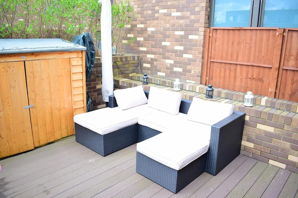 2 Bedroom East London Apartment