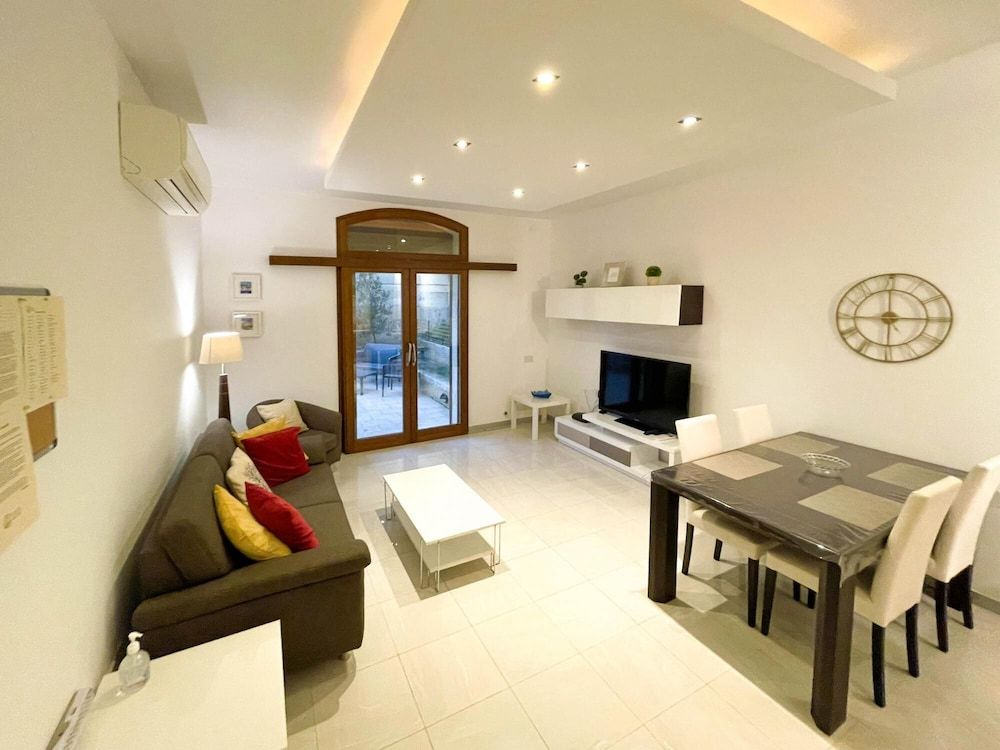 Peaceful Home With hot tub and 2 Communal Pools