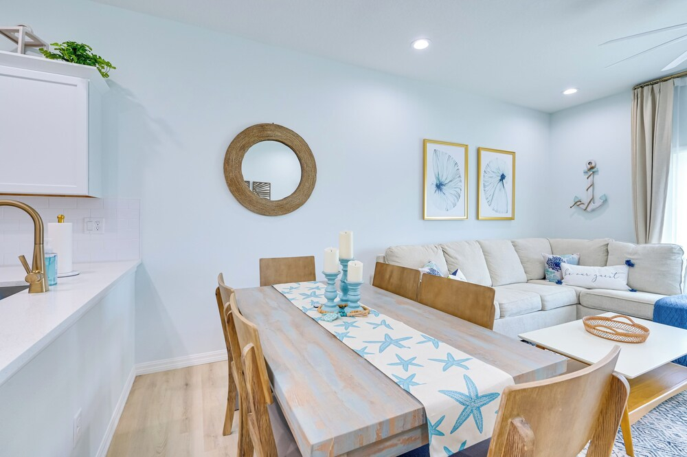 Walk to Beach! Waterfront Hudson Townhome