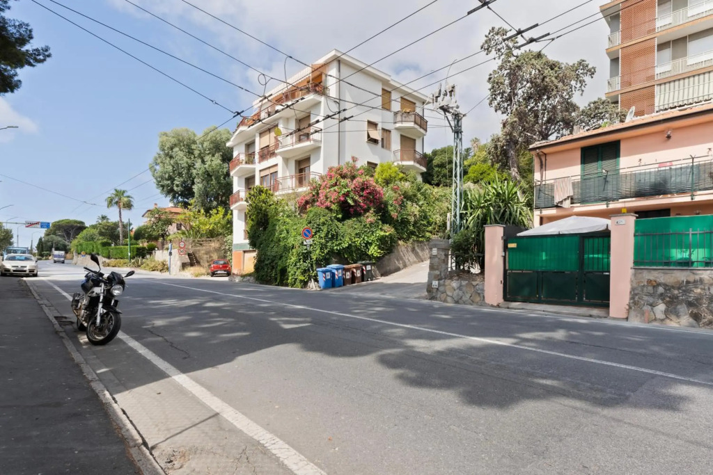 Sanremo Flat with Private Parking - Swimming Pool and NETFLIX