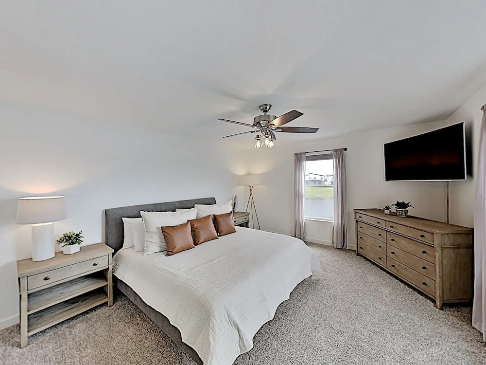 Storey Lake All-suite W/ Private Pool & Spa 5 Bedroom Home