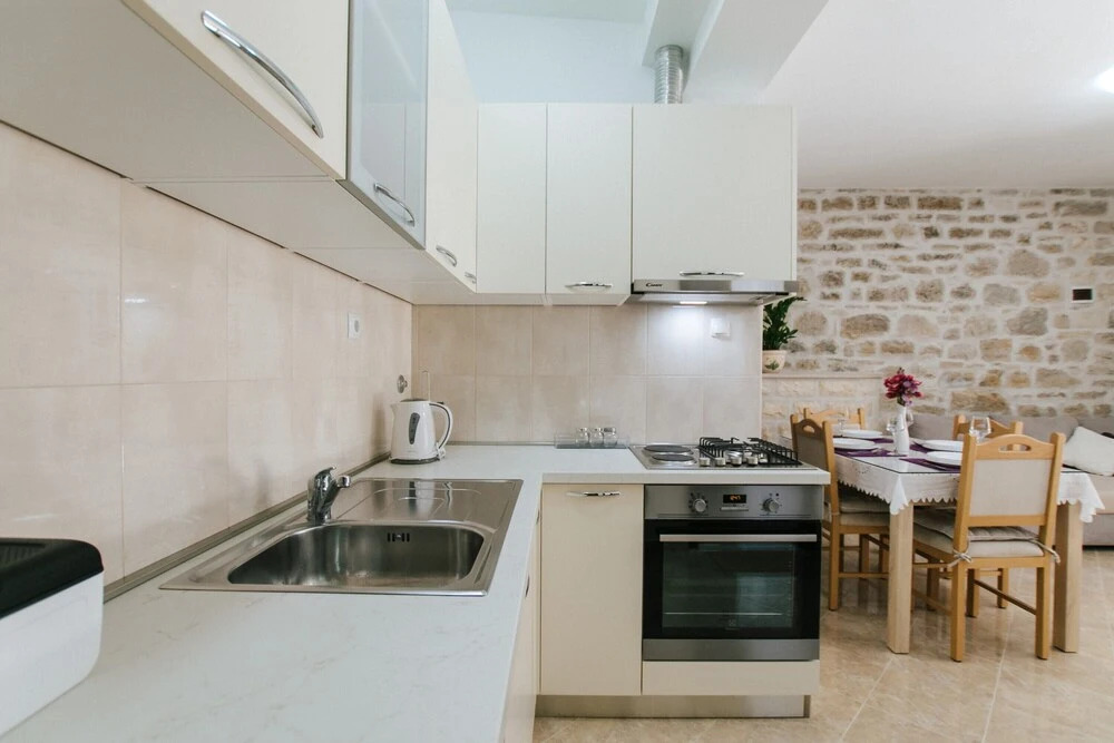 Modern Traditional Apartment w Patio, Near Beach
