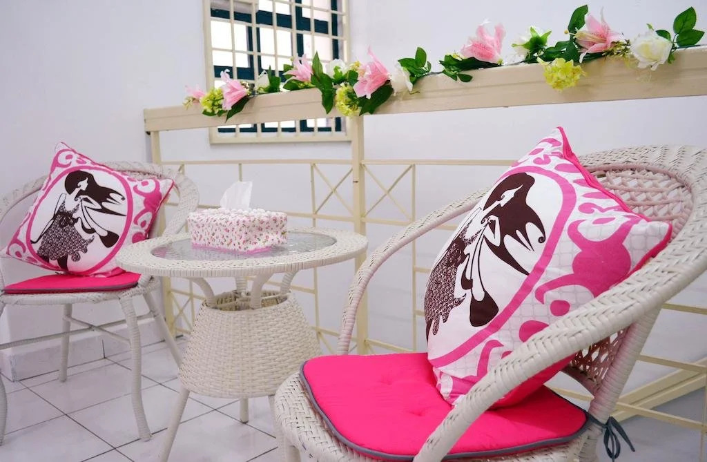 Manis-Manis Pink Lady Cottage