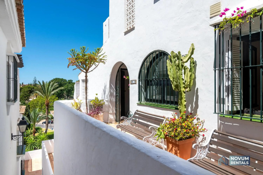 Modern 2 BDRM Apt with Sea Views and Pool