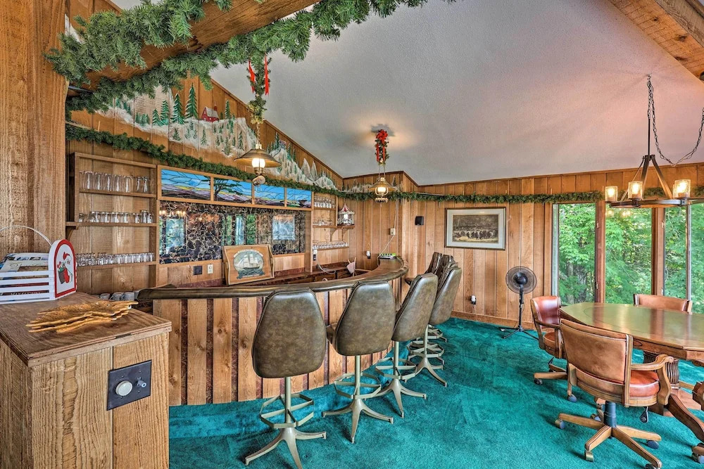Retro Beech Mountain Home - 2 Mi to Skiing!