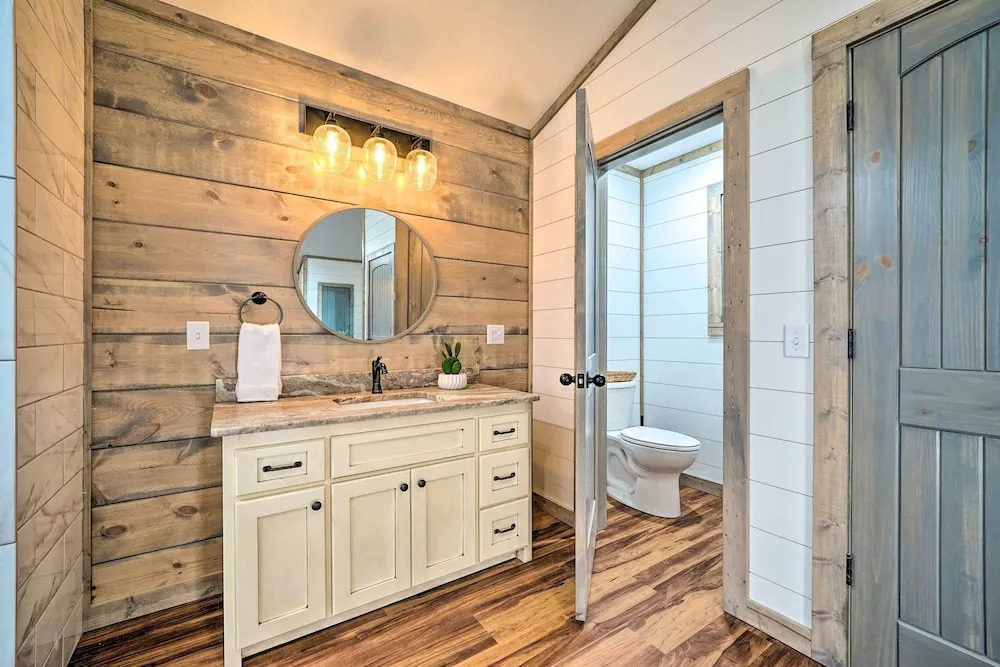 Chic Broken Bow Escape w/ Hot Tub & Fire Pit!