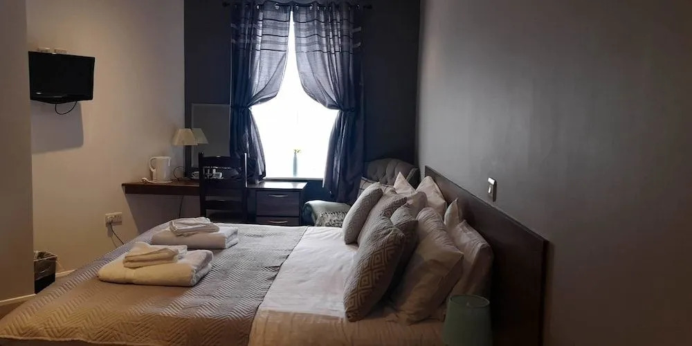 Barley Sheaf, Old Bridge Street EN SUITE ROOMS, ROOM ONLY