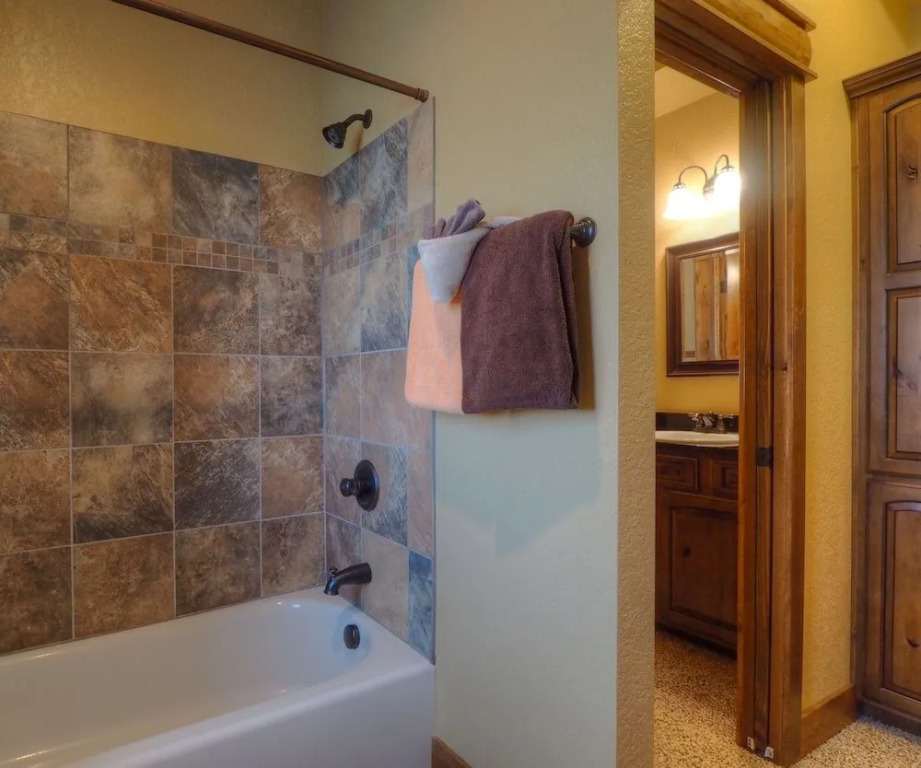 Timber Mountain Retreat - 3 Br Townhouse