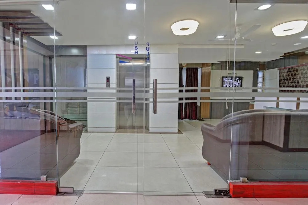 Oyo 44203 Sri Manis Residency