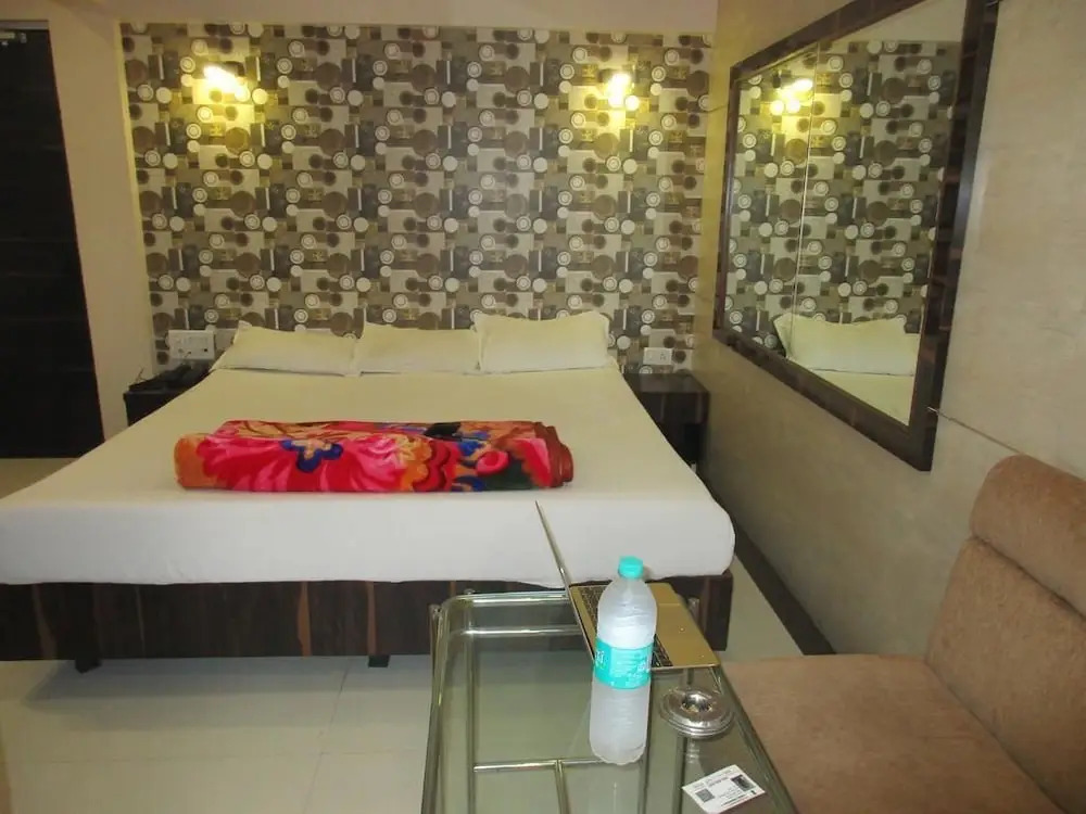 Hotel Saroja Palace