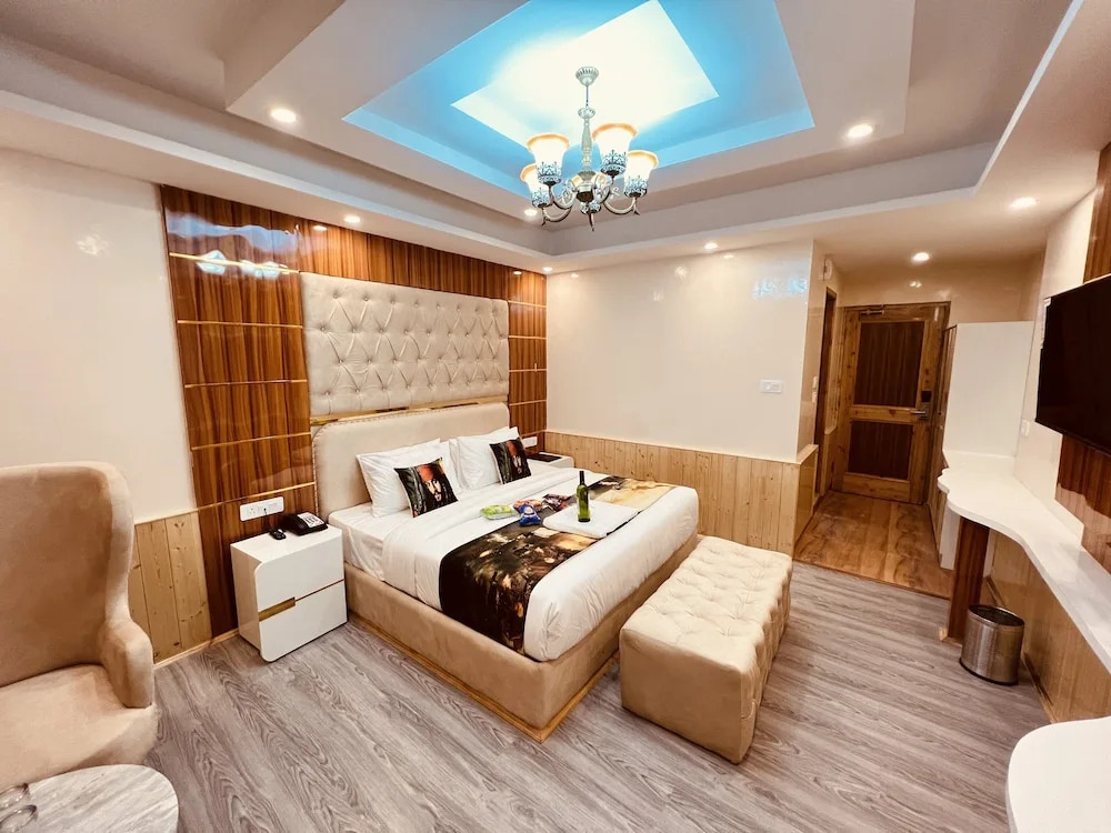 Hill River Resort By West Western -Property of the Year 2024-25 - Central Heated & Air Cooled, Near Mall Road