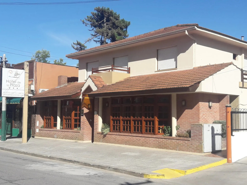 De la Plaza Hotel y Apart