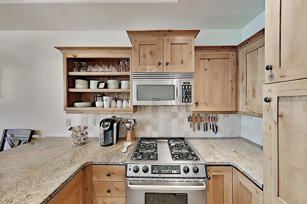 Private Hot Tub & Stunning Views, High Walkability 2 Bedroom Condo