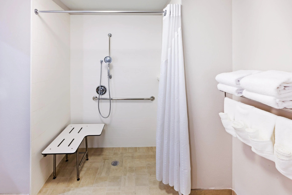 Holiday Inn Express & Suites - Lenexa - Overland Park Area by IHG