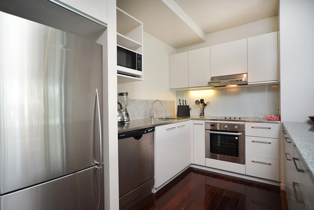 QV 2 Bedroom Apt Overlooking Marina -680