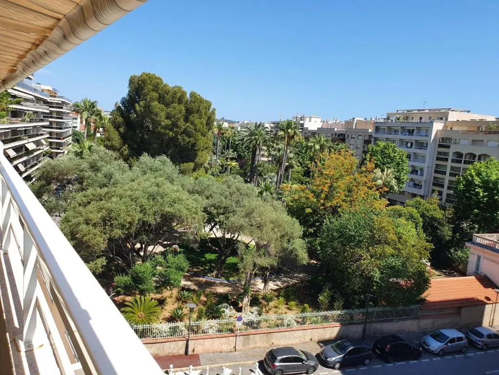 2 piece 53m2 avec terrasse 15M2 à 150metres de la plagede Juan les pins