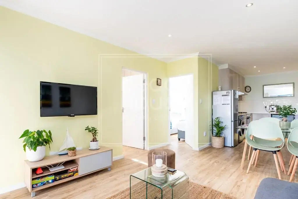 Warm Contemporary 2-bedroom apartment- Blouberg, Cape Town