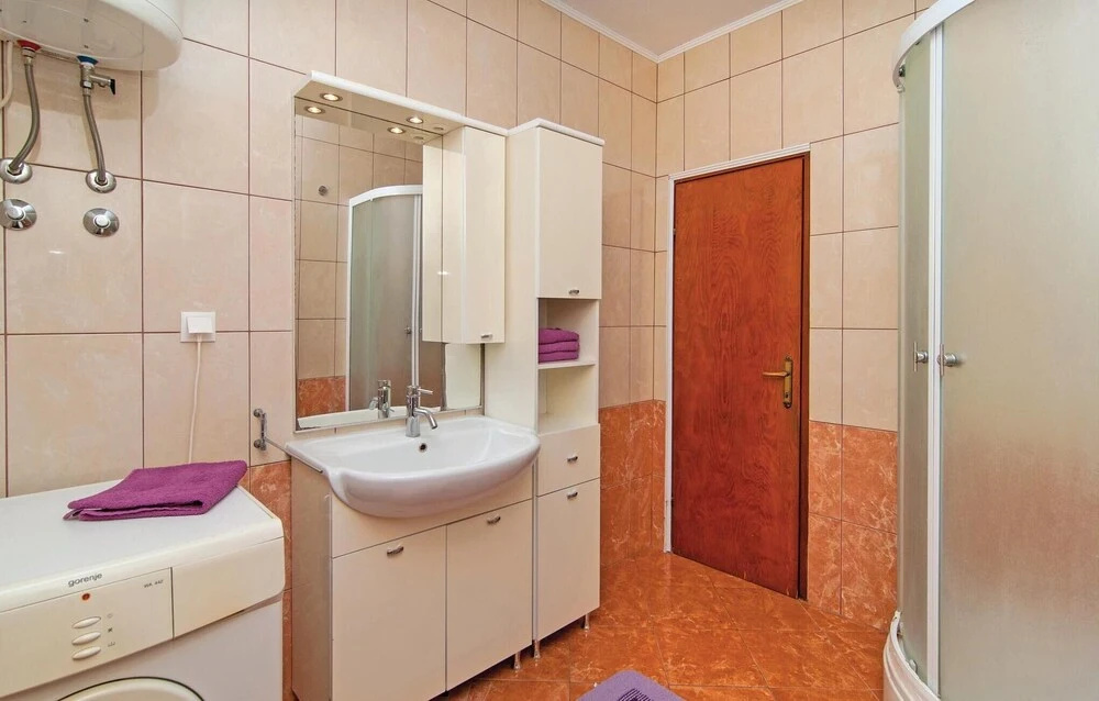 Amazing Home in Okrug Gornji With Wifi and 2 Bedrooms