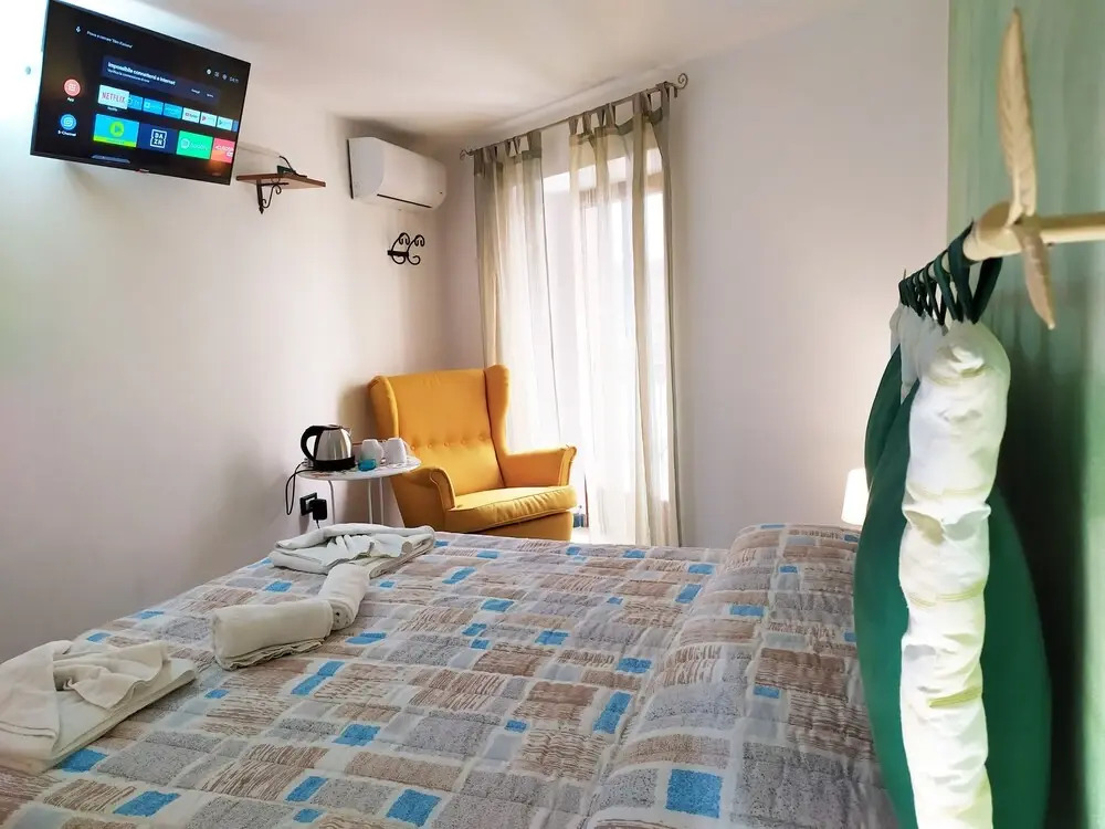 Caprera Room - Air-conditioned Triple Room in Maranola - Formia