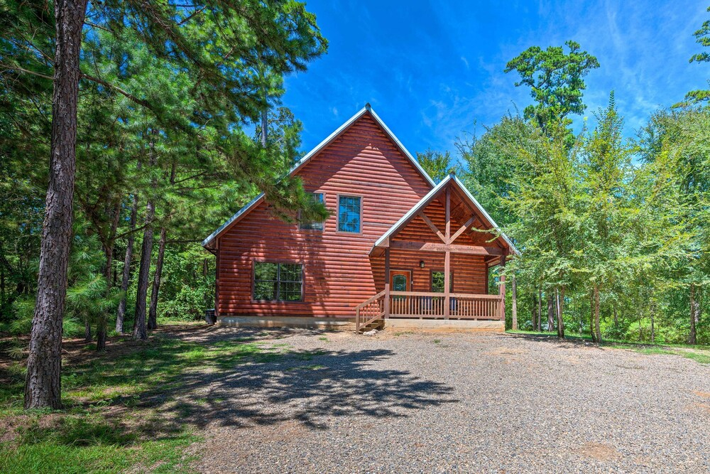 4 Mi to Beavers Bend: Cabin w/ Hot Tub & Games