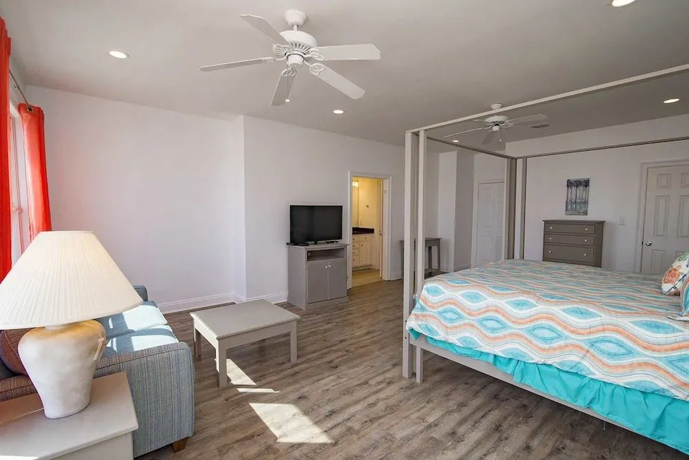 Sand Crab East Beach House 4 Bedrooms 3.5 Bathrooms Home