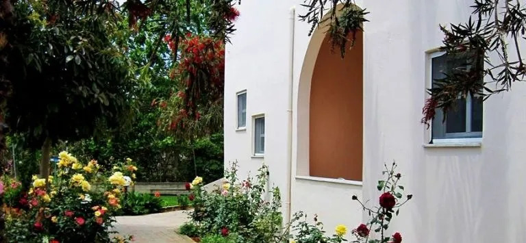 Cathrin Apartments & Studios