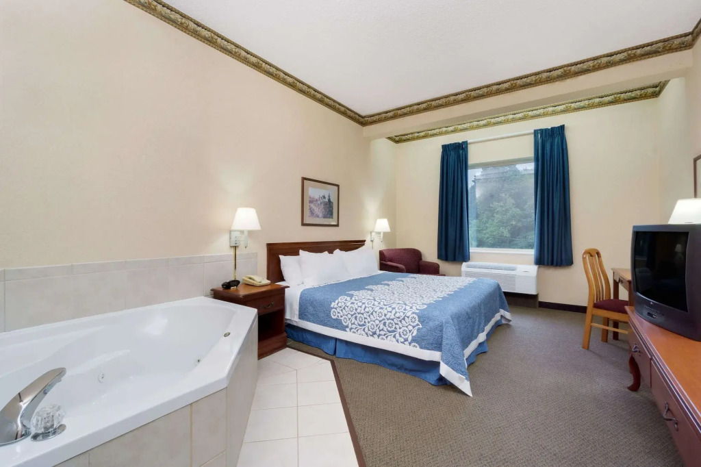 Days Inn West Liberty