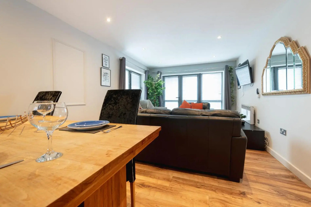 SideMersey Livings - Central Stay In 2 Bedroom Apartment with Parking