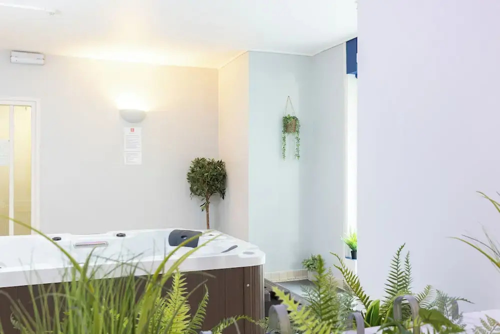 Red Lea Apartments with Pool and Spa