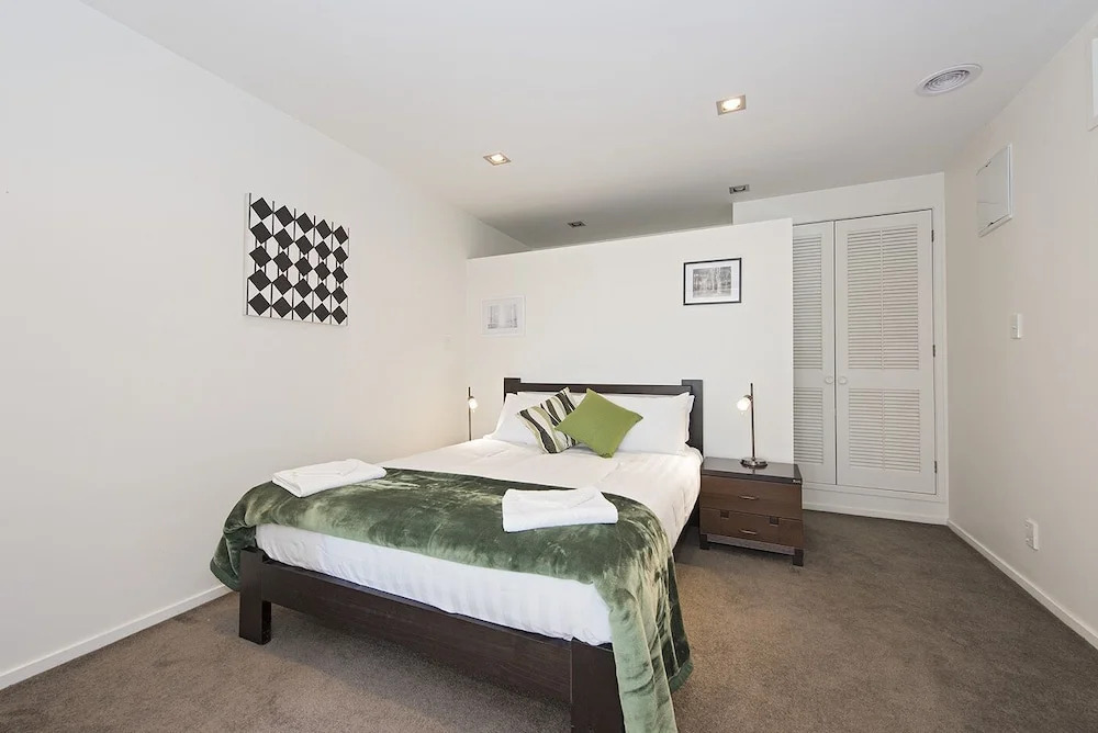 Perfect Central Location, 1/2 way CBD & Airport