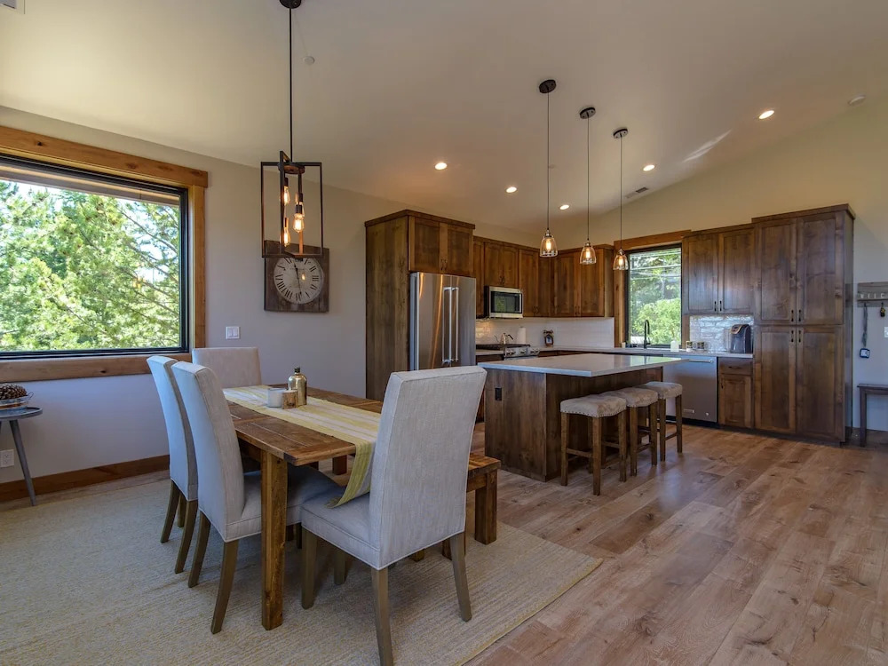 Tahoe Donner Home 4 Bedrooms 2.5 Bathrooms Home