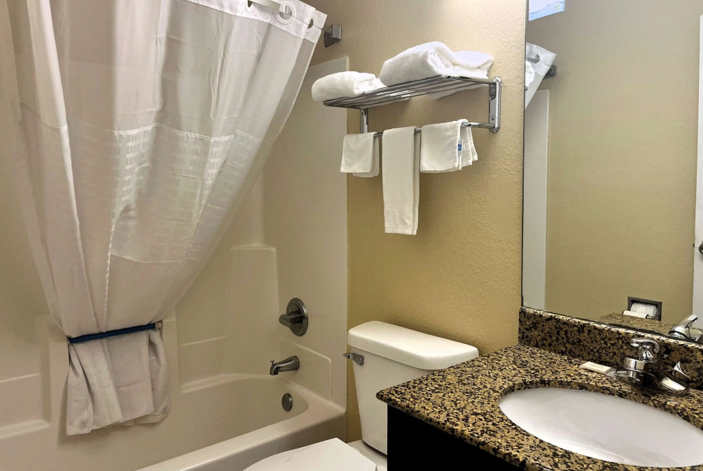 Super 8 by Wyndham Indianapolis/NE/Castleton Area