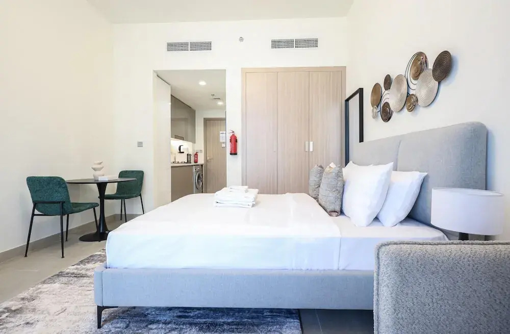 Elite LUX Holiday Homes - Modern Marvel Sleek Studio in Azizi Riviera