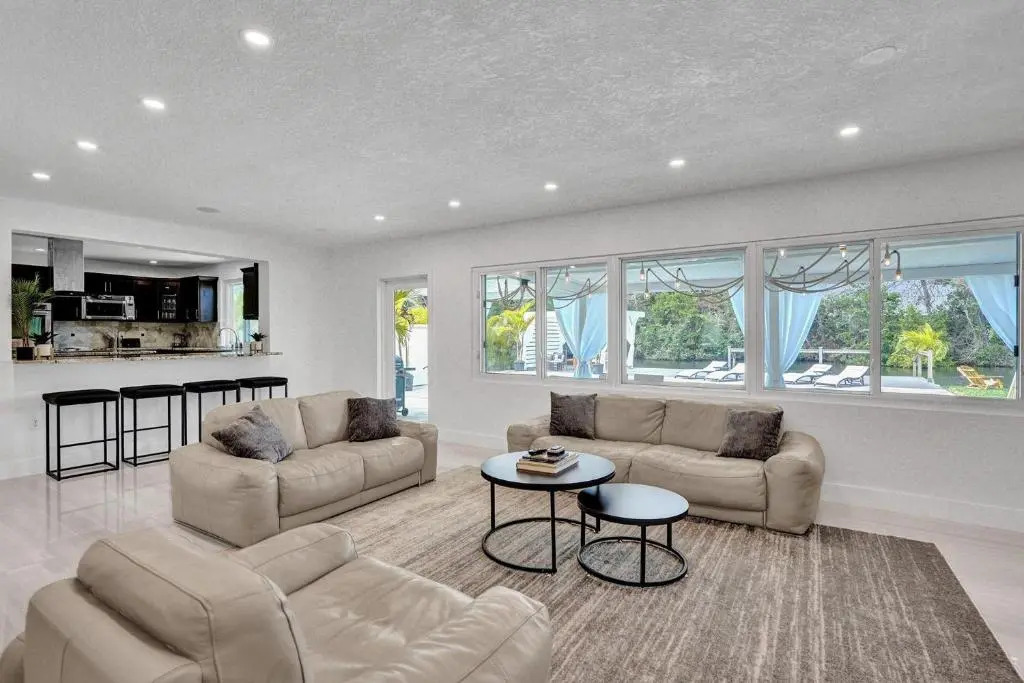 Newly Renovated 5br Villa with pool in Ft Lauderdale on the water