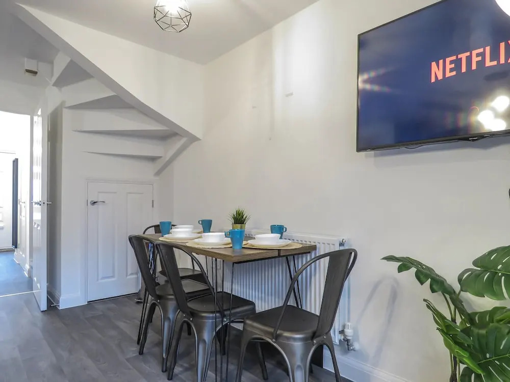 Tudors eSuites Birmingham Townhouse Private Garden Free Parking