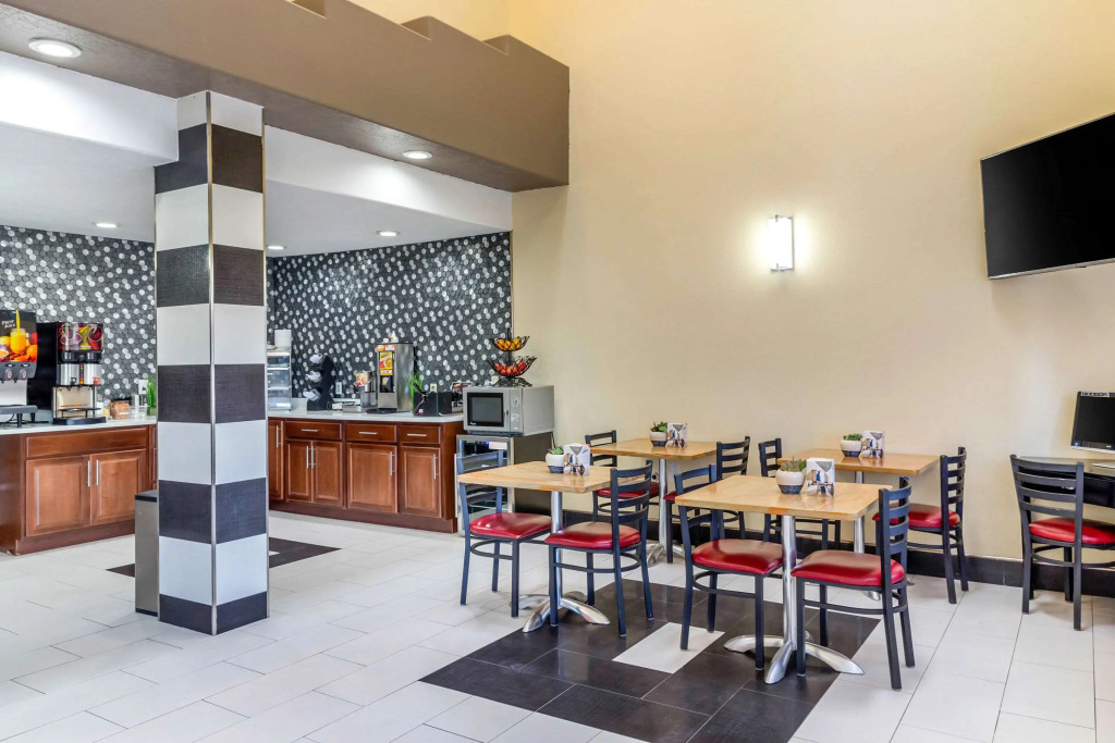 Econo Lodge West - Coors Blvd