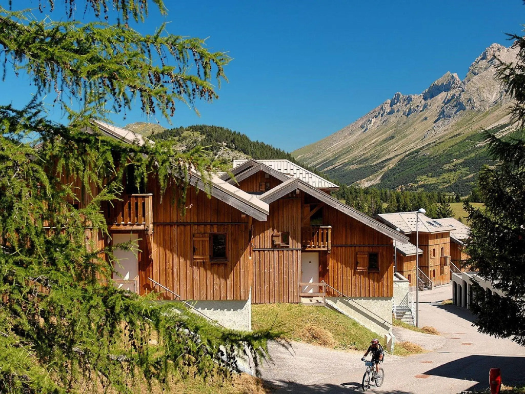 Wooden apartment in family friendly and sunny Superdevoluy