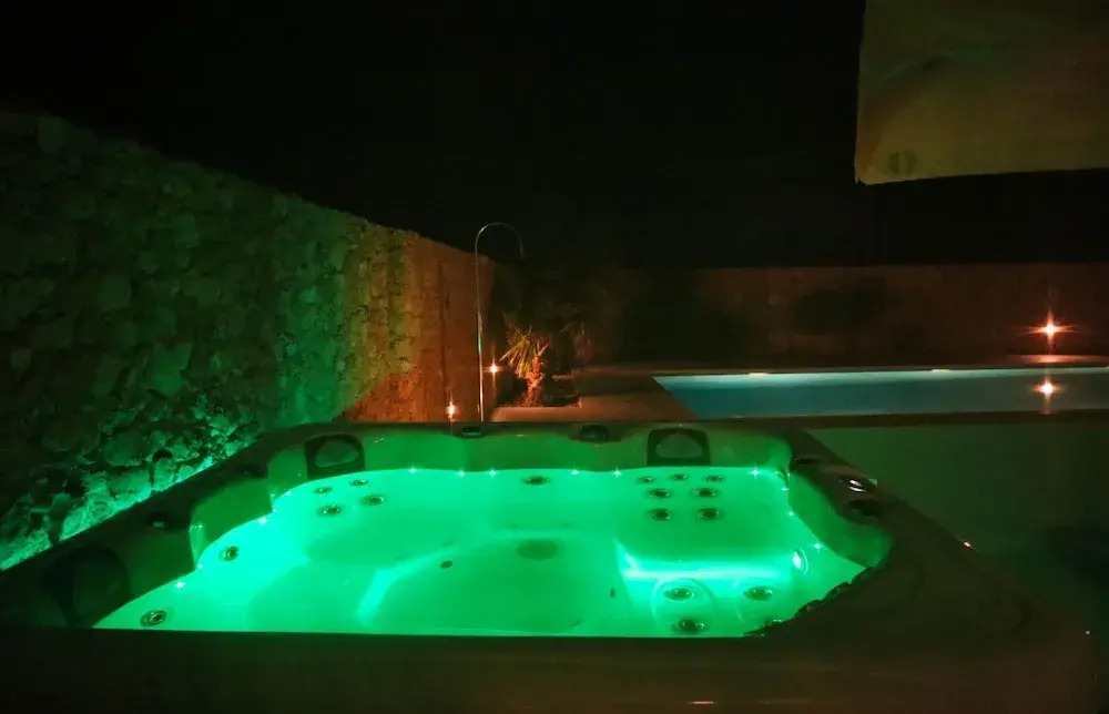 Comfortable Home With hot tub and Communal Pool