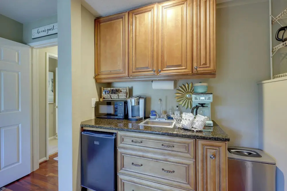 16 Mi to Beaches & Wineries! Chic Peaceful Retreat